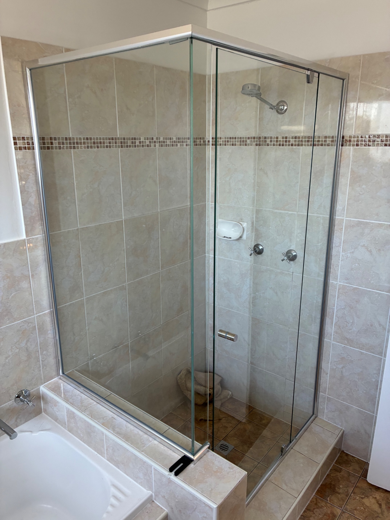 Semi-Frameless Over-Bath Screen
