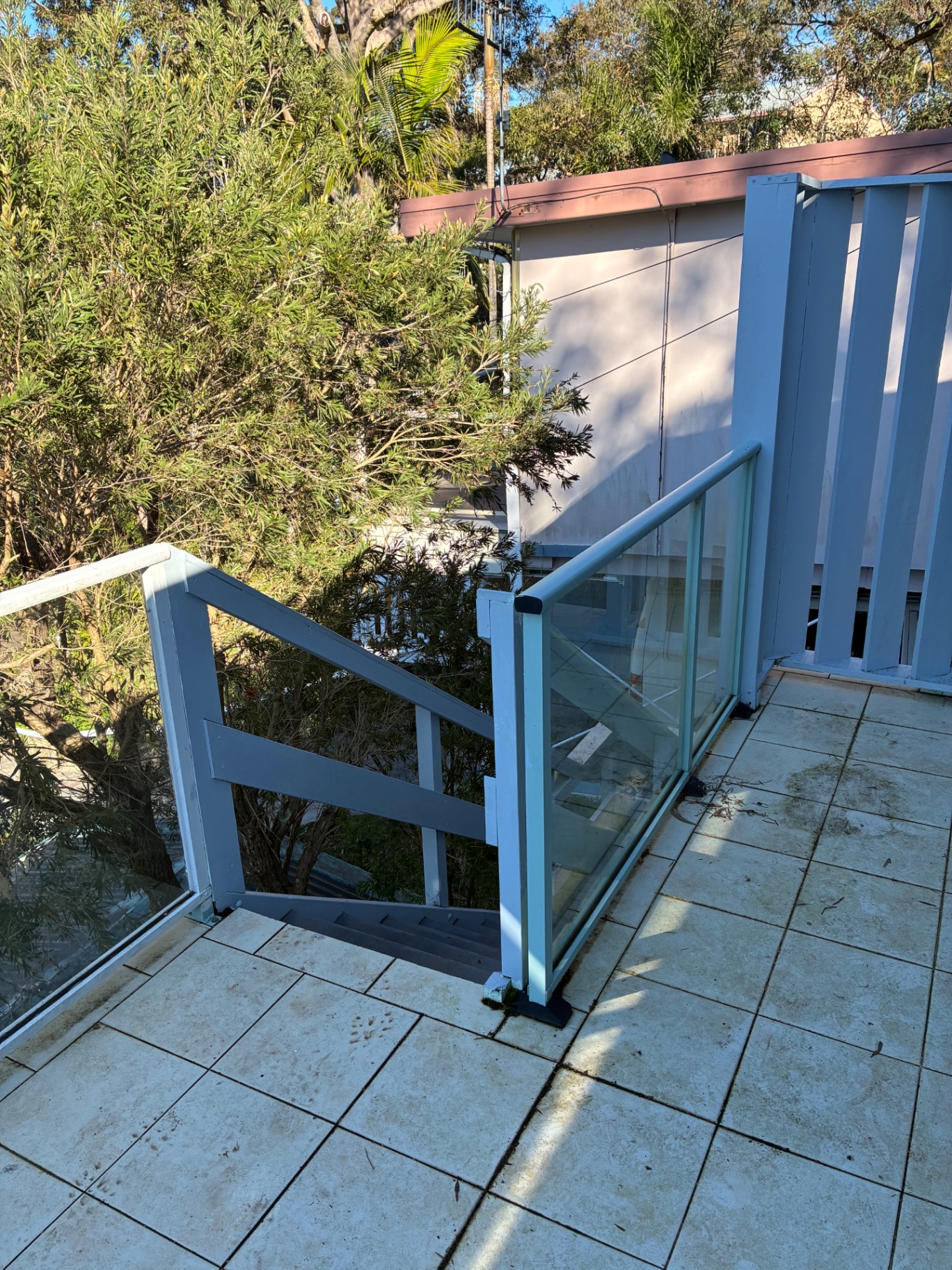 Staircase and glass balustrade before work by Pinnacle Glass & Timber
